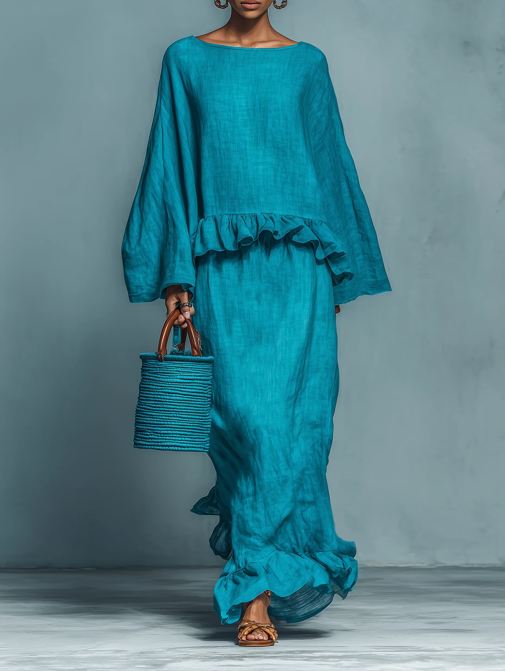 Conjunto Azul de Blusa con Volantes y Falda Recta